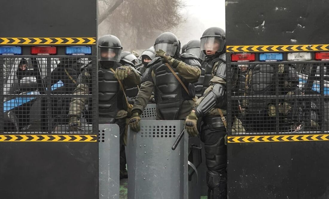 Policías antidisturbios vigilan una calle durante las manifestaciones por la subida de los precios de la energía en Almaty, Kazajstán. Foto: EFE