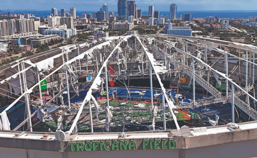 El techo del Tropicana Field resultó dañado, después de que el huracán Milton azotara la región, en San Petersburgo, Florida. Foto: de Mike Carlson. AP