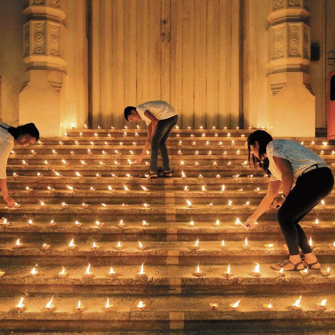 Varias personas encendieron velas en memoria de las víctimas mortales de los nueve atentados en recintos religiosos de Colombo, Sri Lanka. THOMAS PETER. REUTERS