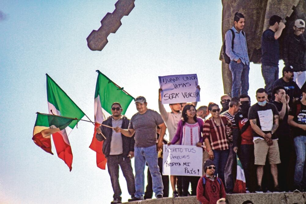 Cientos de personas caminaron más de 5 kilómetros e intentaron ingresar al albergue del deportivo Benito Juárez, donde se encontraban los centroamericanos. (JOEBETH TERRÍQUEZ. EL UNIVERSAL)