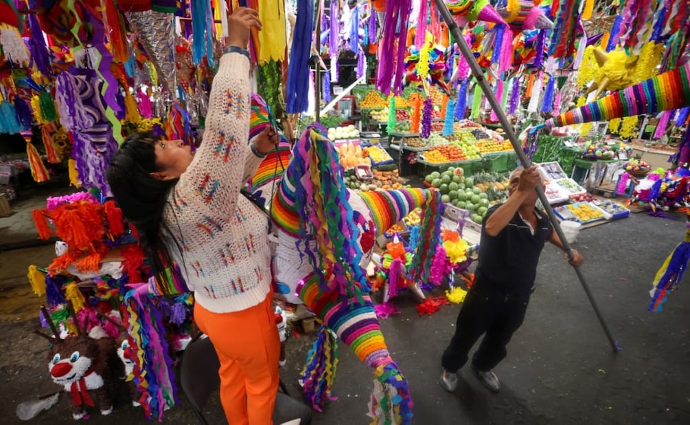 Venta de piñatas y productos para rellenarlas en el mercado de Jamaica. Foto: Luis Camacho | El Universal
