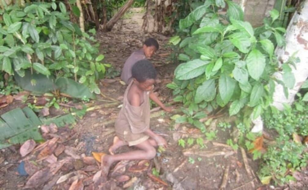 La mujer que salva a los "niños brujos" de la tortura y la muerte en África