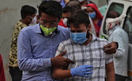 Descienden por primera vez contagios de Covid en India; comienza a llegar la ayuda