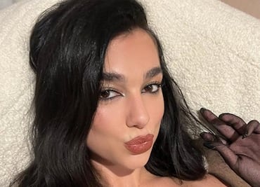 Dua Lipa posa junto a Mick Jagger con look motomami