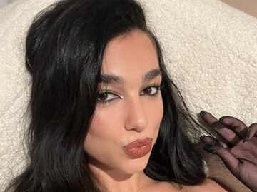 Dua Lipa posa junto a Mick Jagger con look motomami