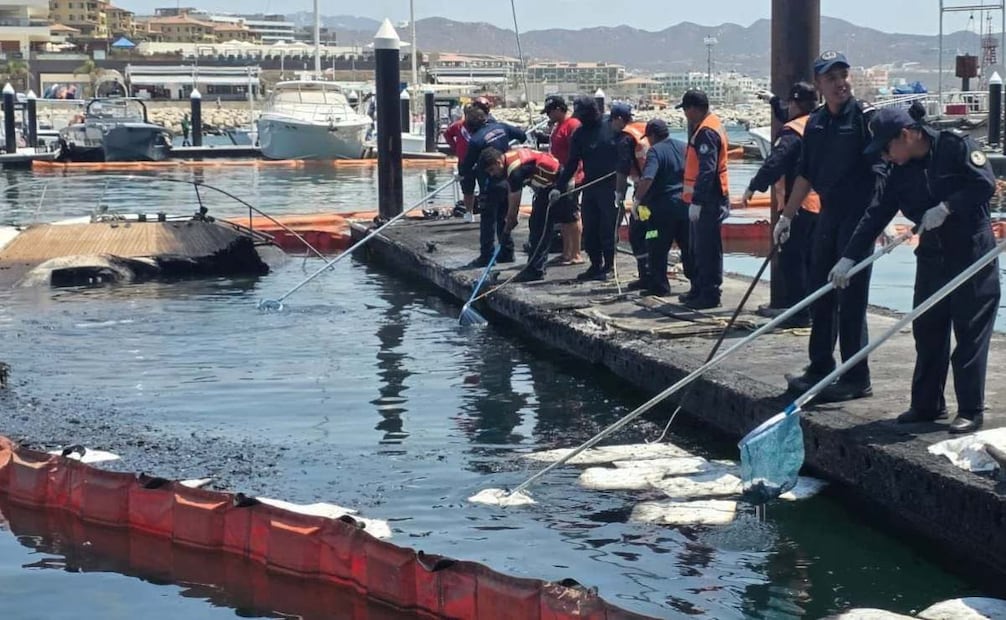 Hallan un cuerpo tras incendio de embarcaciones en la marina "El Rey" en Cabo San Lucas; investigan su identidad.
Foto: Especial.