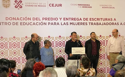 Tras 39 años de lucha, costureras damnificadas de 1985 reciben escrituras de su predio en la CDMX