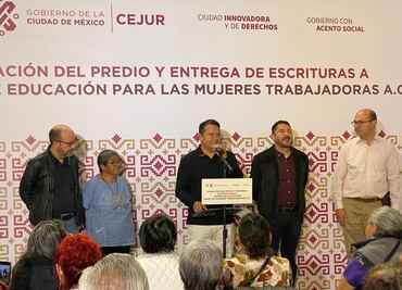 Tras 39 años de lucha, costureras damnificadas de 1985 reciben escrituras de su predio en la CDMX