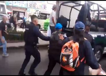 Video. Policías evitan linchamiento de dos ladrones en Iztapalapa