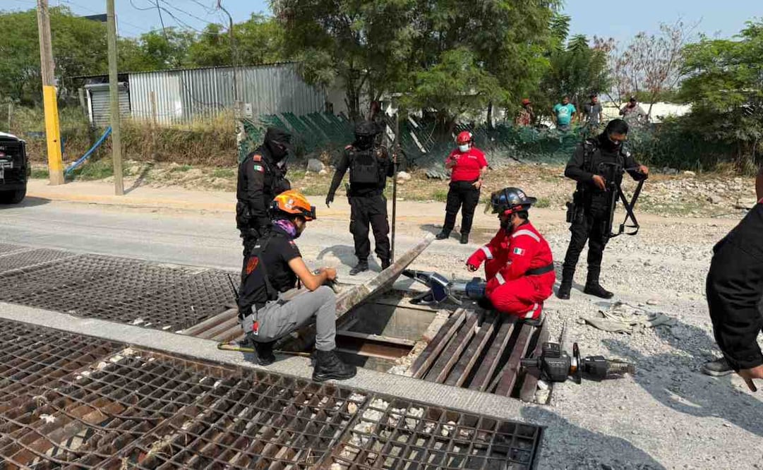 Rescatan a hombre atrapado en drenaje de Monterrey. Foto: Especial.