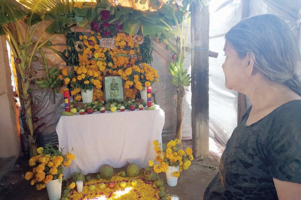 Al ser la primera ofrenda a Margarita Vicente Toledo se utilizan muchas flores, frutas y panes, además de realizar durante todo el día rezos (ROSELIA CHACA. EL UNIVERSAL)