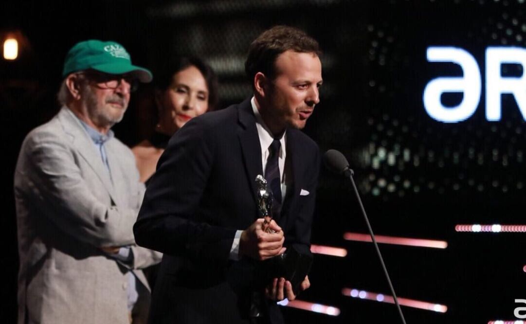 Amat Escalante obtuvo el premio de Mejor Director por "La región salvaje" FOTO: TOMADA DE @AcademiaCineMx