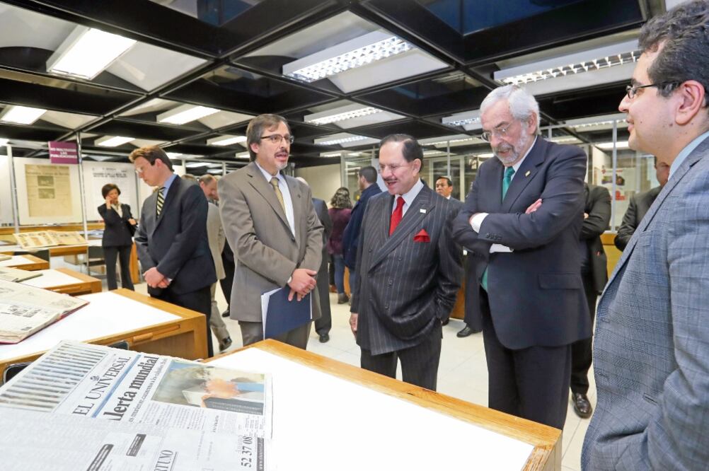 Pablo Mora, director del Instituto de Investigaciones Bibliográficas de la UNAM; el Licenciado Juan Francisco Ealy Ortiz, Presidente Ejecutivo y del Consejo de Administración de EL UNIVERSAL, y el rector Enrique Graue (FOTOS: LUCÍA GODÍNEZ. EL UNIVERSAL)