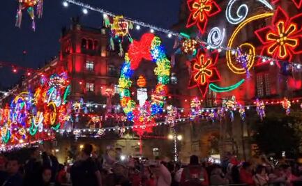 Con nieve artificial, música y mucho color, arranca verbena navideña en Zócalo de CDMX; Clara Brugada encabeza encendido de luces