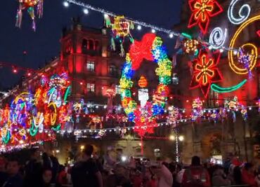 Con nieve artificial, música y mucho color, arranca verbena navideña en Zócalo de CDMX; Clara Brugada encabeza encendido de luces