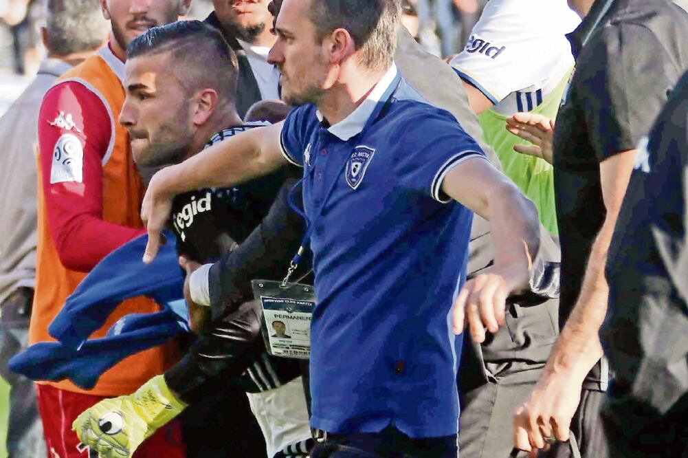 Aficionados invadieron el campo en juego Bastia-Lyon. (XINHUA)