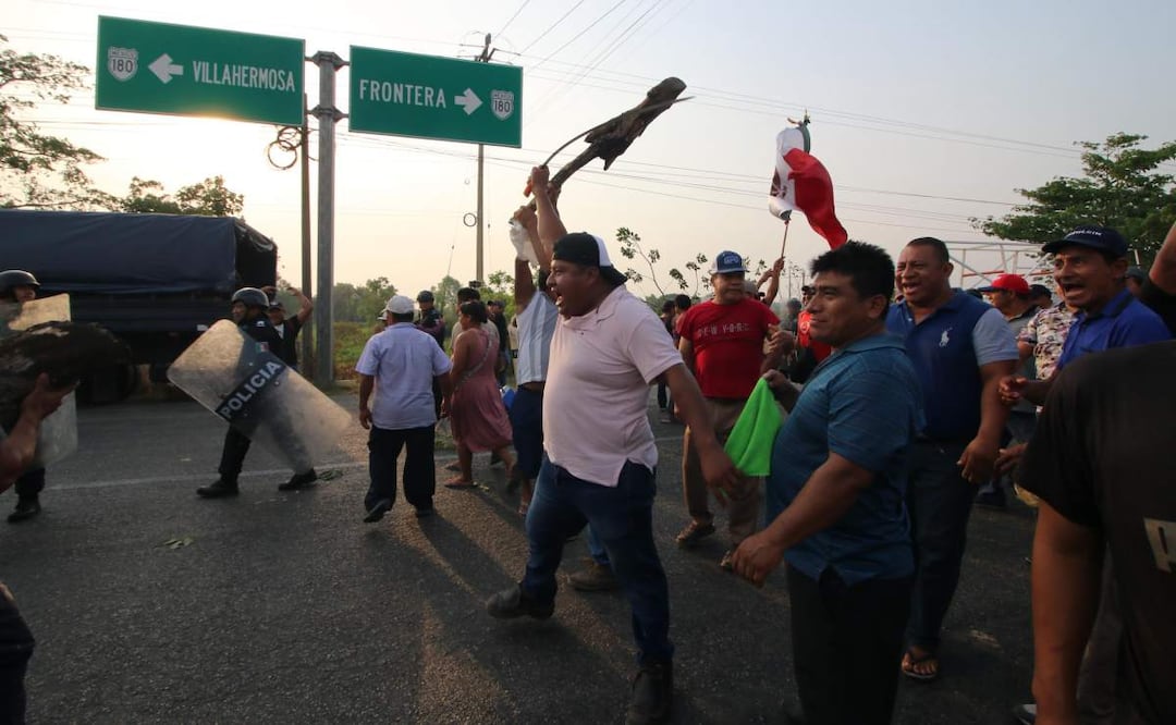 Elementos antimotines se enfrenta a indígenas en Tabasco durante protesta en carretera federal Villahermosa–Frontera (29/05/2025). Foto: Luma López / EL UNIVERSAL