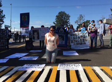 Se manifiestan familiares de desaparecidos en visita de AMLO a Veracruz