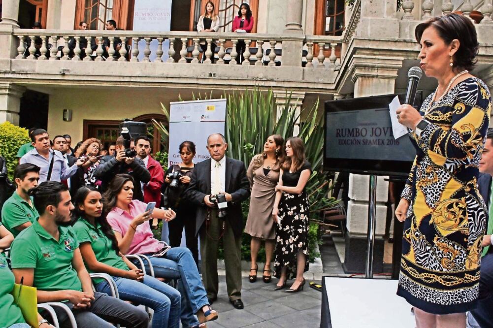 La titular de la Sedatu, Rosario Robles Berlanga, en la clausura del programa “Rumbo Joven Edición Spamex” ante jóvenes participantes (GERMÁN GARCÍA. EL UNIVERSAL)