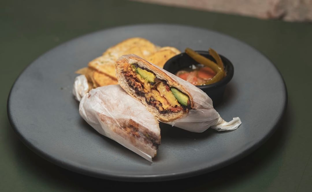 TORTA DE HUEVO CON CHORIZO Y PAPAS A LA PARMESANA Y PEREJIL. Foto: Edgar Silva Fuentes S. / EL UNIVERSAL