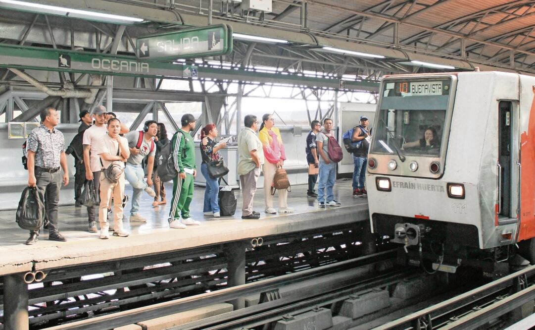 Ayer por la mañana se reanudó el servicio completo en la Línea B, luego del incidente en vías en el tramo Deportivo Oceanía-Bosque de Aragón. Foto: Darío Luna / EL UNIVERSAL