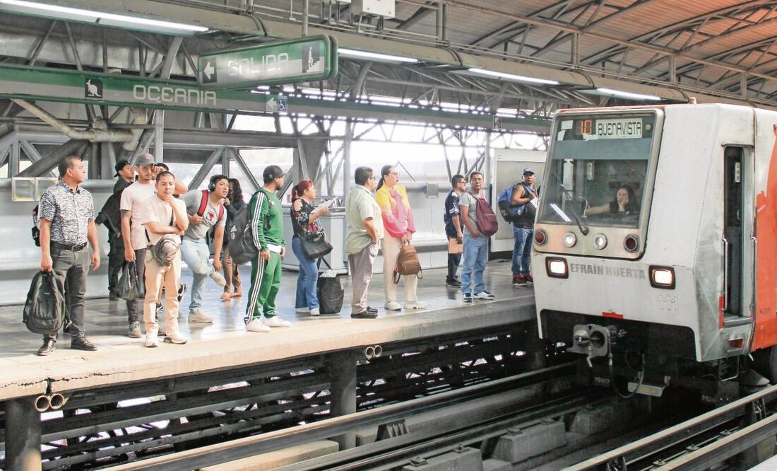 Ayer por la mañana se reanudó el servicio completo en la Línea B, luego del incidente en vías en el tramo Deportivo Oceanía-Bosque de Aragón. Foto: Darío Luna / EL UNIVERSAL