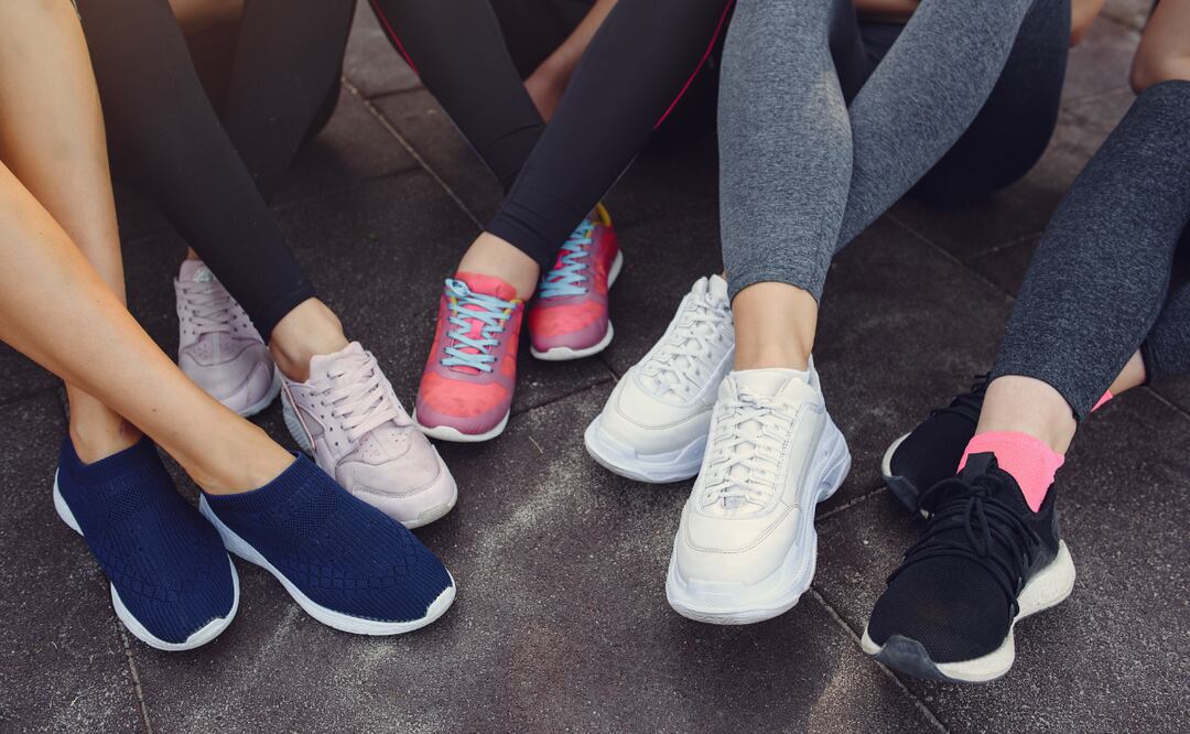 Modelos que cuidan tus pies, rodillas y espalda sin renunciar a un diseño moderno y versátil. Foto: Freepik