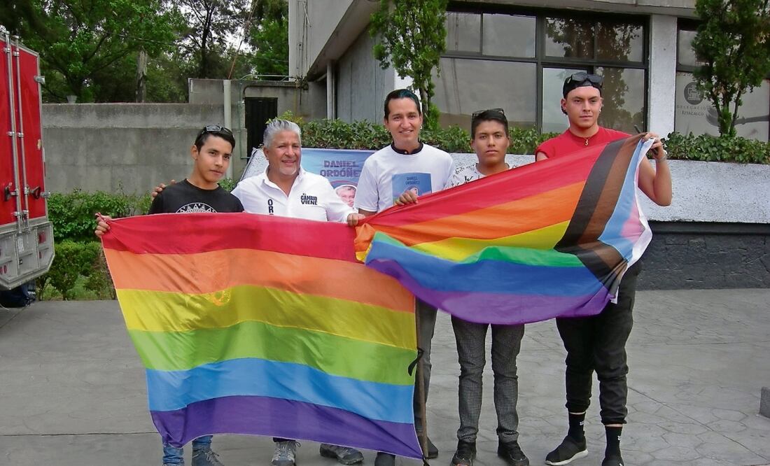 Daniel Ordoñez firmó un acuerdo con integrantes de la comunidad LGBTTIQ+ en Iztacalco. Foto: Especial