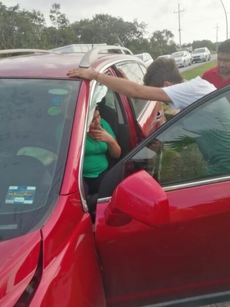 Llaman #LadyMP a conductora que chocó contra adulto mayor en Cancún