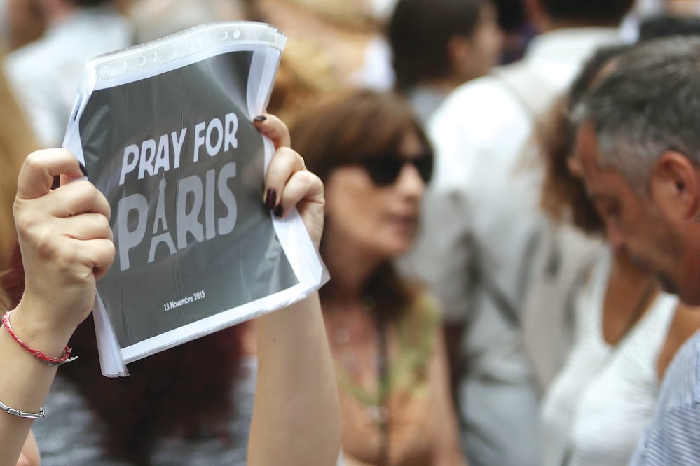 Las personas demuestran solidaridad a través de las redes sociales, manifestaciones o iluminando edificios emblemáticos de las ciudades con los colores azul, blanco y rojo (RAHEL PATRASSO. XINHUA)