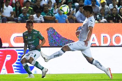 León golea en casa a Santos