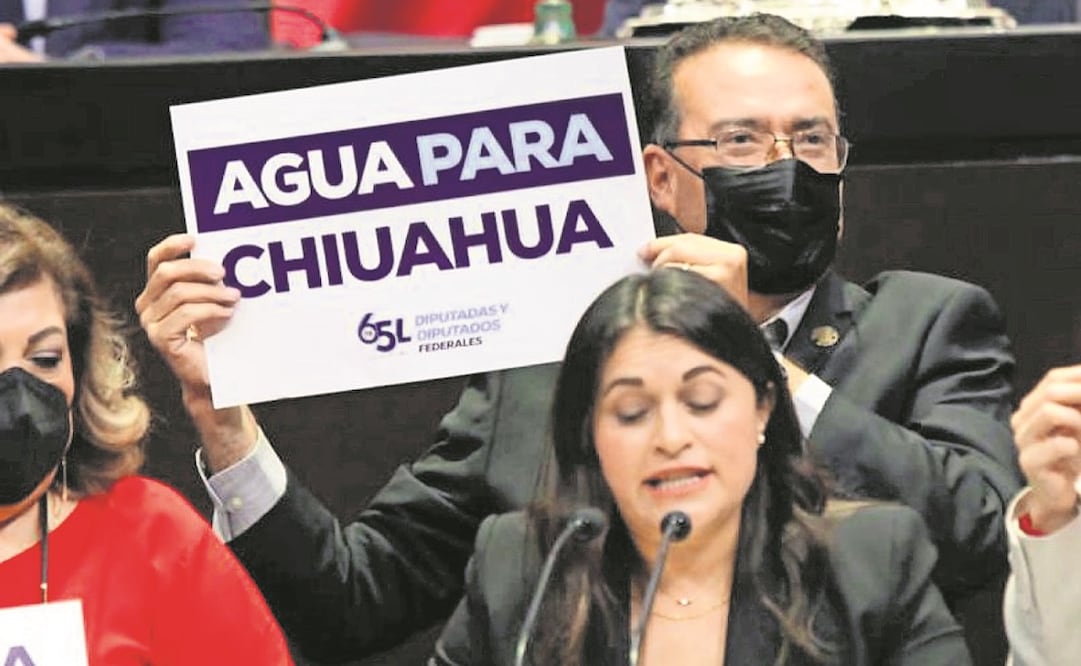 Al subir a la tribuna, el diputado federal panista Mario Mata presentó una pancarta con una falta de ortografía. Foto: ESPECIAL