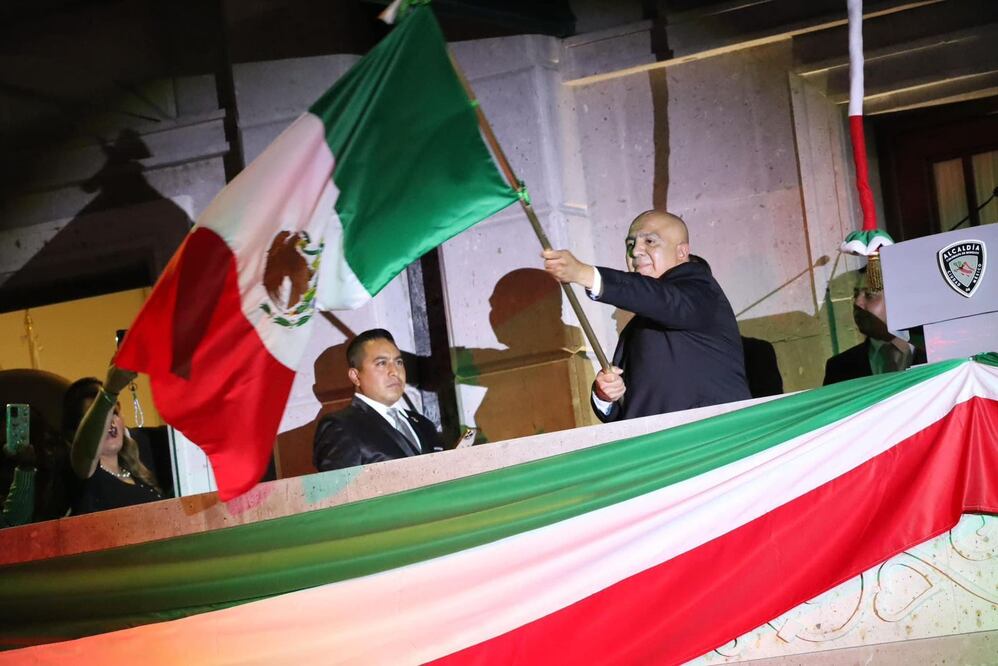 El edil de Cuajimalpa encabeza la ceremonia del Grito de Independencia. Foto. Especial
