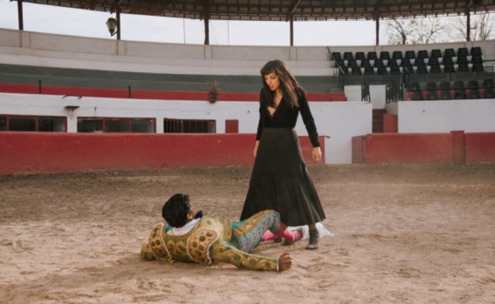 Tenoch Huerta le quema el corazón a Mon Laferte