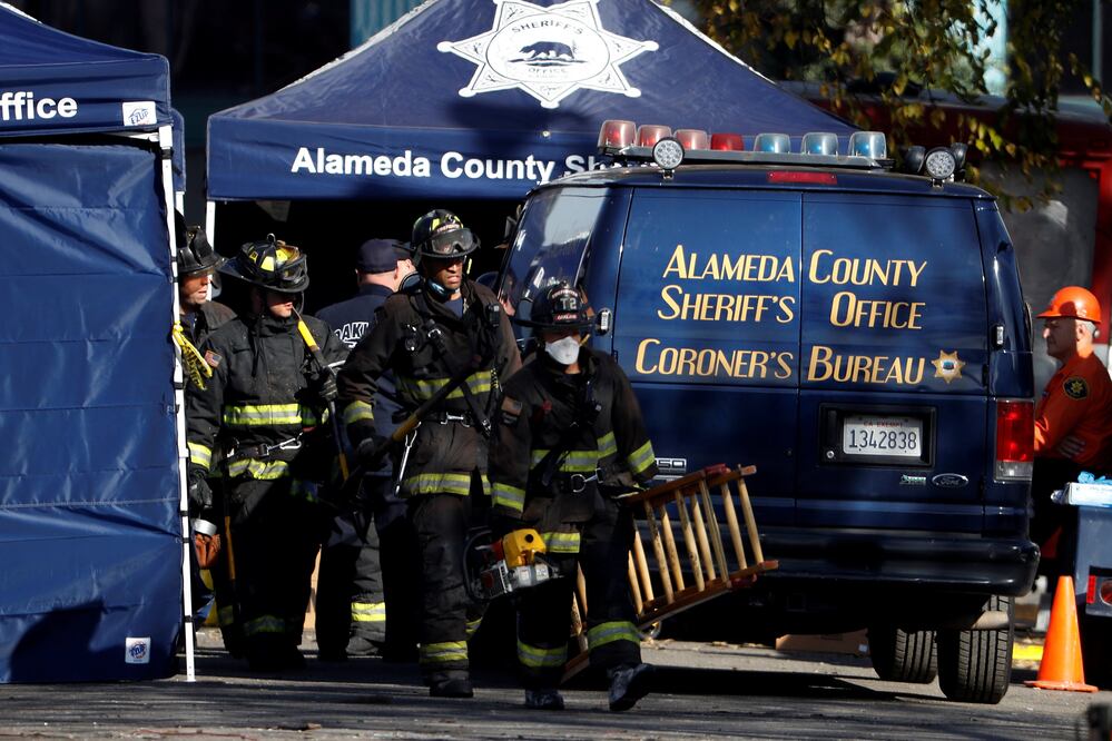 El fuego se desató antes de la medianoche del viernes en el barrio de Fruitvale en Oakland (Foto: Reuters)