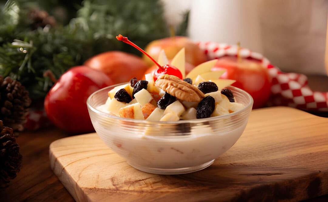 Este platillo navideño consiste en una mezcla de trocitos de manzana, pasas, nueces picadas, piña en almíbar y leche condensada. Foto: Shutterstock