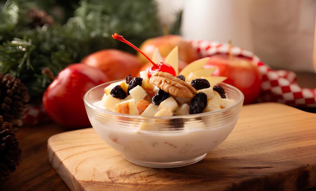 Este platillo navideño consiste en una mezcla de trocitos de manzana, pasas, nueces picadas, piña en almíbar y leche condensada. Foto: Shutterstock