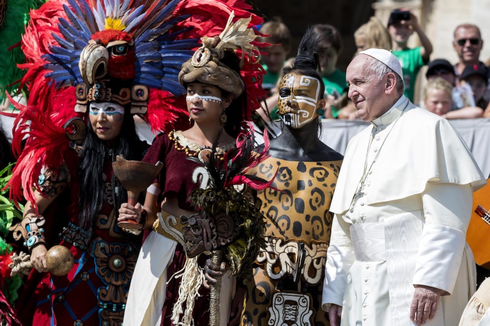 El papa Francisco posa para los fotógrafos junto a un grupo de Quintana Roo (México) (Foto: EFE)