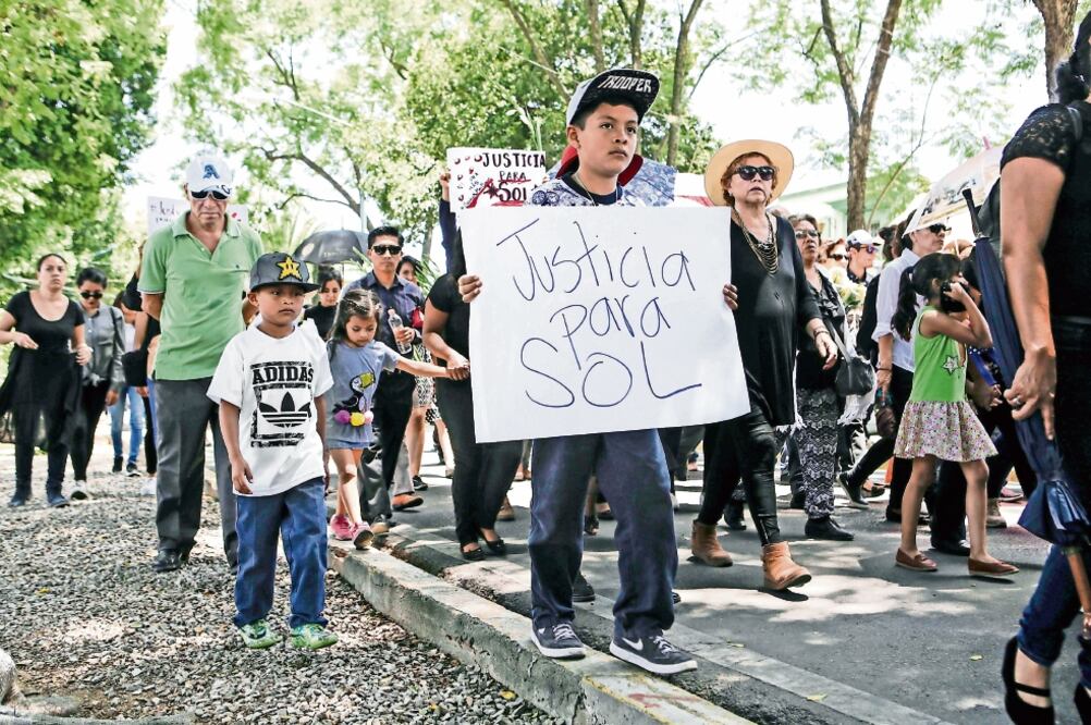 Los restos de la comunicadora María del Sol Cruz Jarquín fueron llevados al panteón San Miguel de la capital, en una marcha fúnebre. Foto: MARIO MARTÍNEZ. EL UNIVERSAL