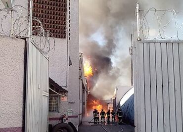 Se registra incendio y explosión en fábrica en Eje 2 Norte y Naranjo
