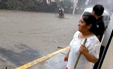 Captan momento en que empleado de farmacia salva a niño de corriente en Chimalhuacán