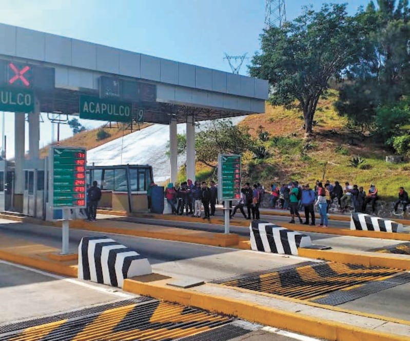 Por más de dos horas estudiantes de la Normal Rural de Ayotzinapa dieron el paso libre en la caseta de Palo Blanco de la Autopista del Sol. Foto: ESPECIAL