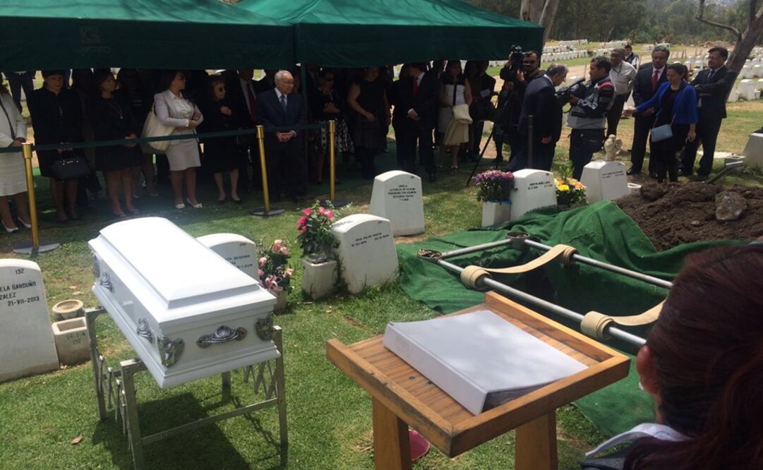 Sepultan a "Angela", la menor encontrada en una maleta