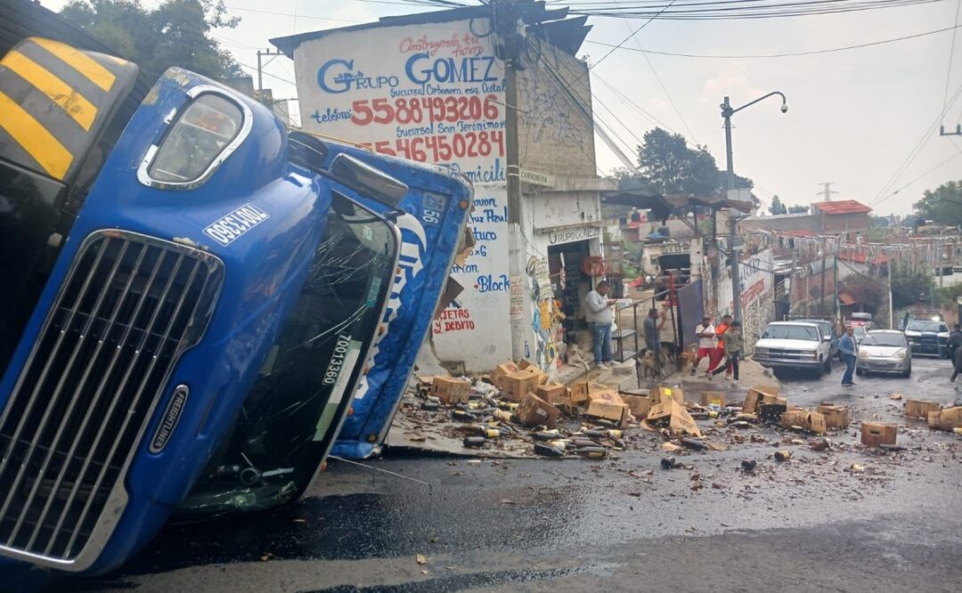 Se vuelca camión cervecero en Magdalena Contreras; cajas se esparcen en la vía pública. Foto: Especial