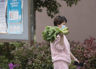 Las dramáticas historias de los habitantes confinados que tratan de conseguir comida en Shanghái