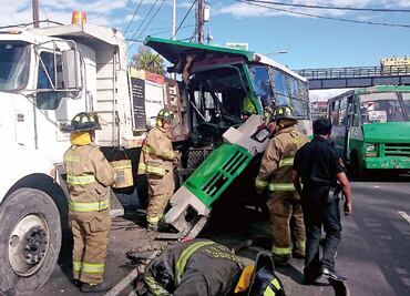 Choca microbús contra camión del GDF; 10 heridos