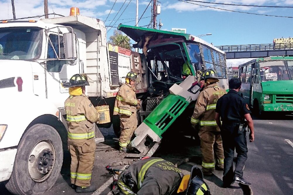 La unidad del transporte público quedó destruido de la parte delantera, mientras que el camión de volteo del GDF, sólo presentó algunos golpes (ESPECIAL)
