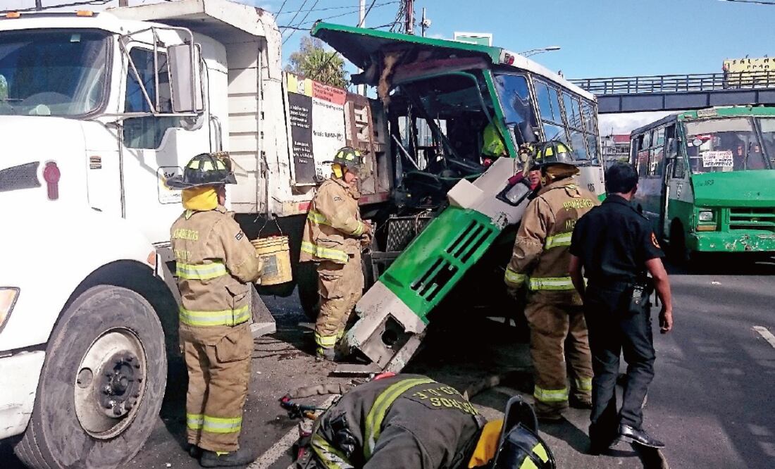La unidad del transporte público quedó destruido de la parte delantera, mientras que el camión de volteo del GDF, sólo presentó algunos golpes (ESPECIAL)