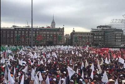 Llegan campesinos al Zócalo tras marchar desde el Ángel