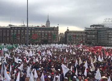 Llegan campesinos al Zócalo tras marchar desde el Ángel